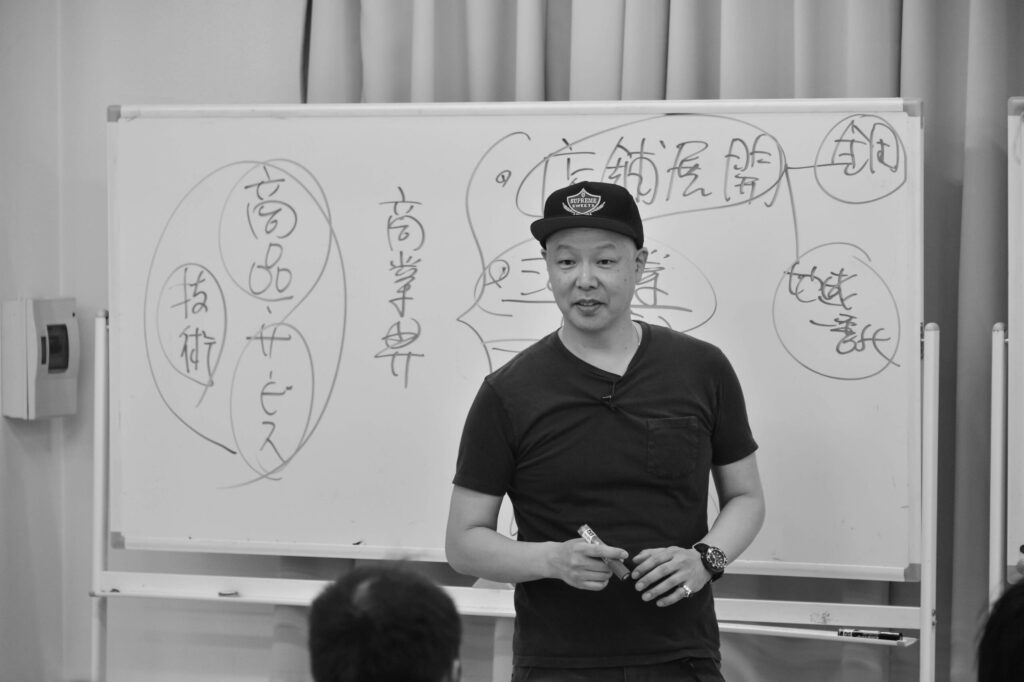 商業経営と店舗マネジメントの専門家である佐藤勝人による実践的リーダーシップ論。トップダウンの限界を克服し、幹部12名の知恵を結集して自発的に会議・改善を回すチームビルディングと組織改革のステップ。