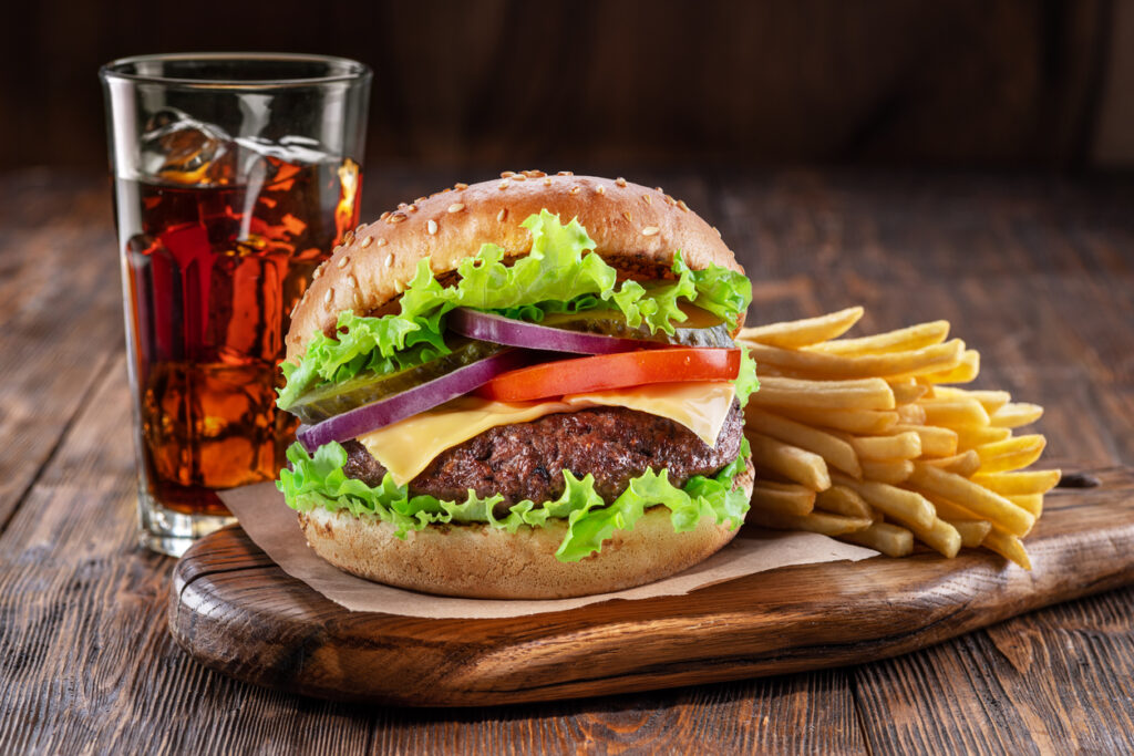 ハンバーガーとポテト、ドリンクを組み合わせたセットメニュー。マクドナルドの推奨販売（サジェスト）や3プライス価格戦略を通じて、無理なく客単価と粗利益を引き上げるアップセル・クロスセルの象徴的なセット販売モデル。