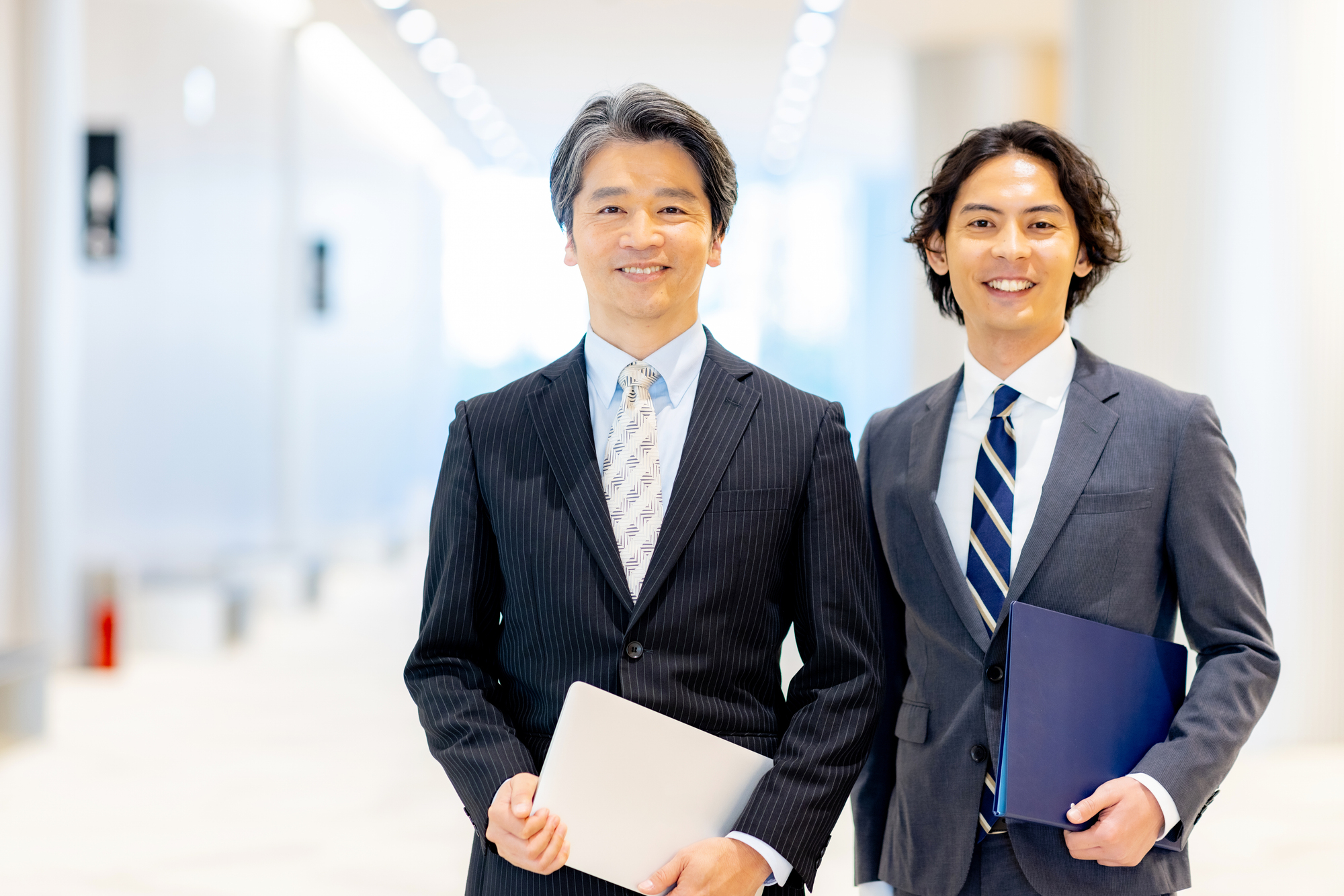 統括スーパーバイザー（部長）とスーパーバイザー（課長）が連携し、店舗経営理念を業務規定やマニュアルへ落とし込む組織マネジメント実務。
