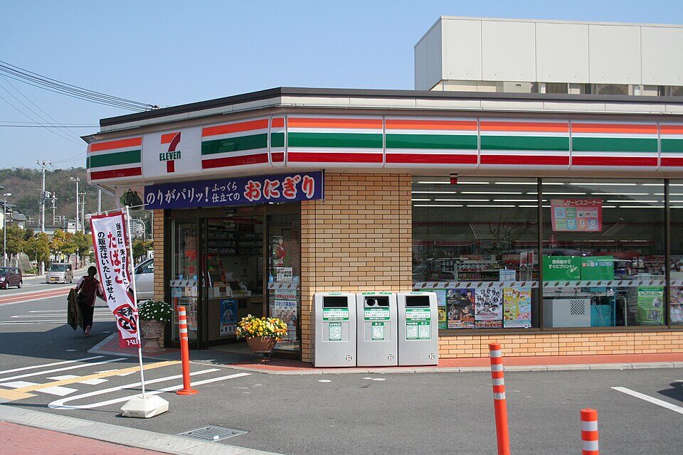セブン-イレブンの店舗外観とウェザーマーチャンダイジングによる仮説検証。天候やPOSデータから仮説を立て発注を行う単品管理の実践により、機会損失を防ぎ1店舗あたり数十万〜100万円規模の利益改善を実現する現場力の解説。