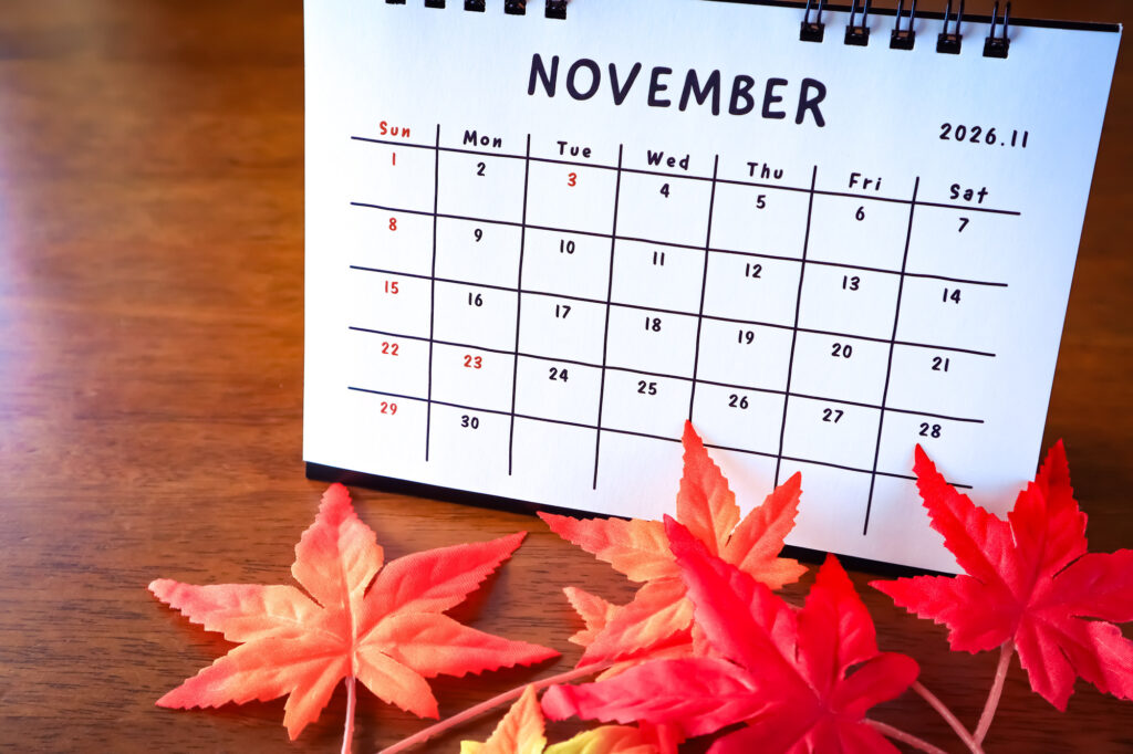 2026年11月カレンダーと紅葉による秋商戦・年末準備スケジュール。店舗経営者がブラックフライデーや七五三の需要を捉え、単発の値引き合戦を脱して12月最繁忙期の粗利確保へつなげる販促計画の全体設計。