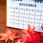 2026年11月カレンダーと紅葉による秋商戦・年末準備スケジュール。店舗経営者がブラックフライデーや七五三の需要を捉え、単発の値引き合戦を脱して12月最繁忙期の粗利確保へつなげる販促計画の全体設計。
