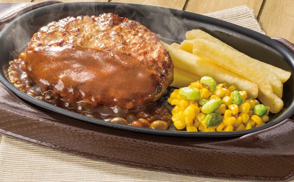 ファミリーレストランの定番ハンバーグステーキ。顧客に選ばれ続ける不変の安心感が季節限定メニューの購入を後押しする。