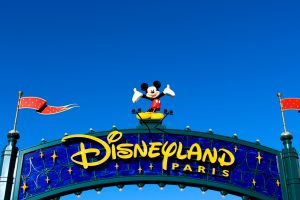 ディズニー流経営の極意　従業員がベクトルを合わせて驚異のリピート率90%を実現　ディズニーランド入り口　ミッキーマウス