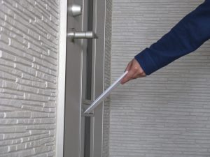 ポスティング　チラシをポスティングする人