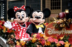 ディズニー流経営　創業者ウォルト・ディズニーの想いを「現場で見て、確認して、承継する」研修プログラム　驚異のリピート率90%を実現する夢の国を支える人づくり　教育の構成と初期教育　人は新しい環境に入って2週間で慣れていく