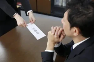 何とか育て上げ、慣れた頃に退職届を出す部下と神妙な面持ちで考え込む上司