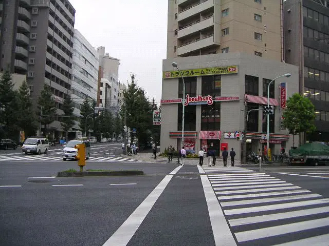 東京都文京区の交差点角地（TG）の角地、2Fにファミリーレストランのジョナサン、1Fにコンビニエンスストア『セブンイレブン』が出店し大繁盛。近くには、もうひとつのTGであるレジャー施設「ラクーア」がある。