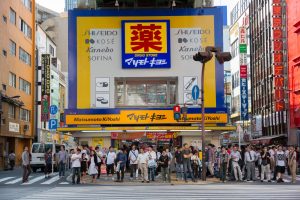 日本最大のドラッグストアチェーン「マツモトキヨシ アキバ店（東京都千代田区・秋葉原電気街）」の目立つ看板、ファサードと店頭