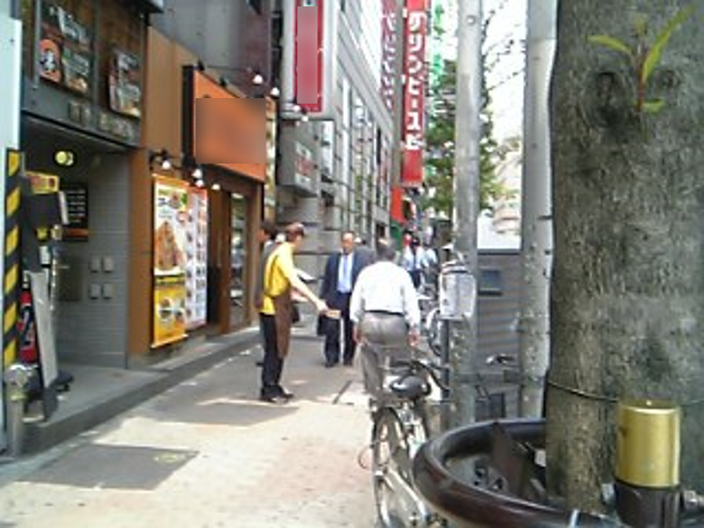 カレー店　飲食店　店頭で通行人にクーポン券を配布　新橋