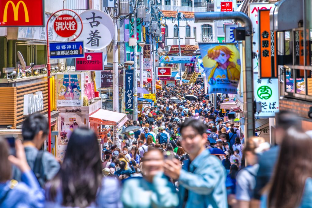 繁盛立地の紐解き（応用）「店長が知っていると得する立地の応用」　立地条件や商圏特性そのものを変えることはできませんが、店舗への影響を改善することは可能　立地と聞くと本社本部の仕事で店舗とは無関係のように思われがちですが立地の改善は現場でおこないます　原宿竹下通り　マクドナルド　WEGO　吉野家　インバウンド