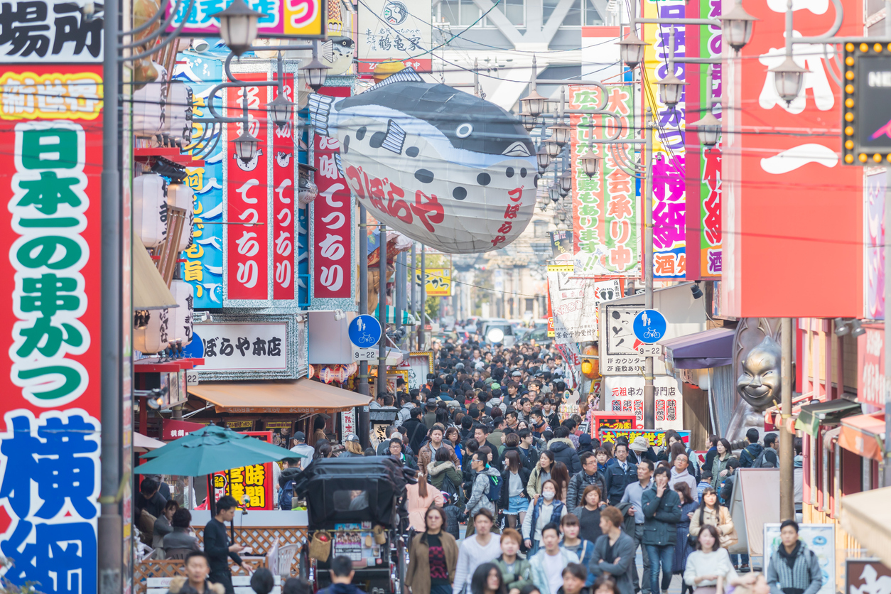 より多くの人にお客様になってもらう　店舗集客　大阪新世界　繁華街　たくさんの人　特性に合った効果的な集客