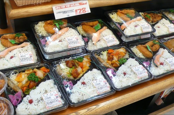 スーパーやまと　ご飯大盛り　激安　298円弁当　298円大盛り弁当　トンカツ　唐揚げ　焼サンマ　弁当　弁当　陳列　小林久