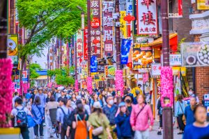 新緑の季節で賑わう横浜中華街（神奈川県横浜市）　販促　販促カレンダー　集客　客数増大、客数単価増大、購入点数増大、新規顧客獲得、固定客化とリピーター獲得　催事　イベント　販売促進　施策　販促アイデアカレンダー　情報の告知と拡散　販促事例
