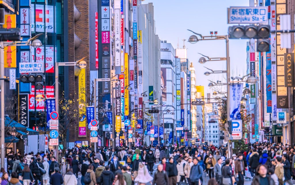 苺大福とお茶　店舗マーケティング　ストアレベルマーケティング　集客の教科書　攻めの5段階集客術　店舗近隣を攻める　ターゲットが集まる場所に出向いて、来店を促し集客する　販促ツールの配布、自店のアピール　ターゲットのもとにスタッフが足を運びコミュニケーションを図ることは店舗差別化戦略上とても重要　スタッフによるターゲットの集まる場所や事業所などへの訪問はお客様と直接の接点をもつ最も重要なメディア