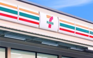 商品力、立地、独自の物流システムなどセブンイレブンの圧倒的な強みに人口減少と過疎化が進む北海道で圧倒的なシェアを誇るセイコーマートの強みの地域住民の生活を支える社会インフラとしての役割が地方のコンビニが生き残る鍵。