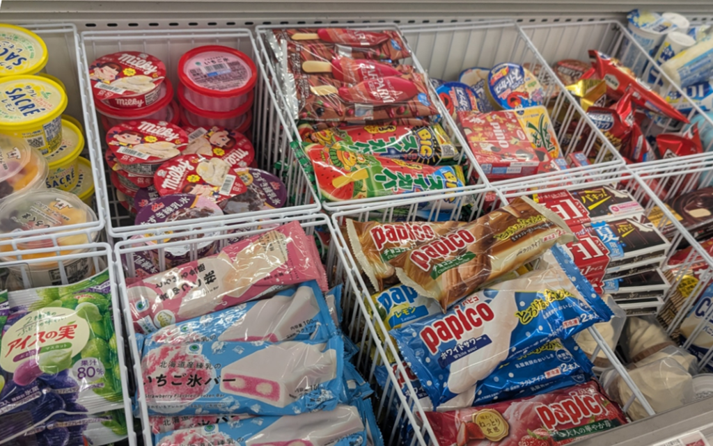 定番商品で集客・売上アップ　消費者の心を掴み、記憶に残る商品ネーミング戦略の秘訣と実践例　情報過多な現代、商品名はお客様の感情や体験に訴えかけ、競合差別化のネーミング戦略で、集客や購買意欲を掻き立て、心と財布を掴み売上向上に繋げるヒント