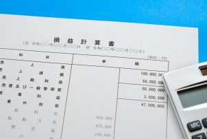 店長マニュアル　マネジメント知識　経営管理　損益管理　売上と経費の正確な把握、利益を最大化するためのマネジメント、損益分岐点、固定費・変動費の理解。予算計画の作成、予実管理で売上・コスト・投資を最適化。実績の評価で達成精度を高める