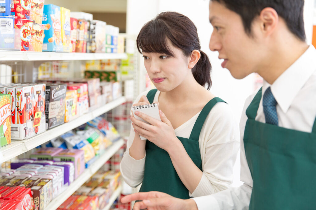 店長マニュアル　マネジメント知識　教育訓練とトレーニングの基礎知識　部下やスッタフの育成　人材育成の基本と効果的な実施方法。機会点（良い点）を褒め、問題点は、課題や改善点を伝えることが重要。問題の指摘は人間関係の悪化に繋がる