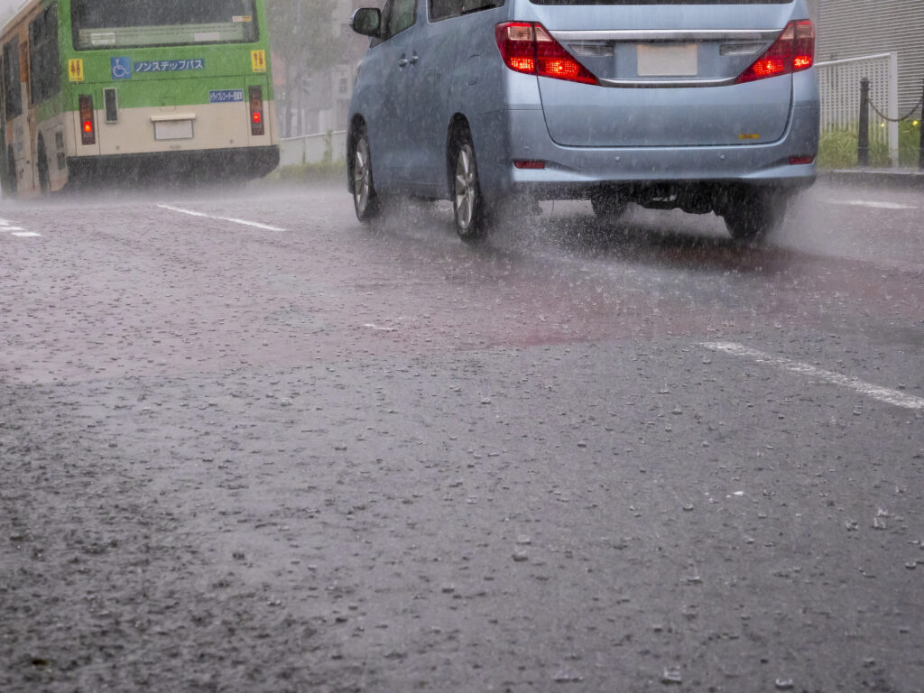 ［大雨対策］ゲリラ豪雨・記録的大雨・異常気象からお店を守る！水害リスク完全対策マニュアル　事業継続のため大切な店舗従業員やお客様を守る　ハザードマップ確認、止水、情報収集、安全確保、BCPなど、予防策から災害時の具体的な行動の手引き