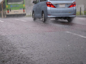 ［大雨対策］ゲリラ豪雨・記録的大雨・異常気象からお店を守る！水害リスク完全対策マニュアル　事業継続のため大切な店舗従業員やお客様を守る　ハザードマップ確認、止水、情報収集、安全確保、BCPなど、予防策から災害時の具体的な行動の手引き