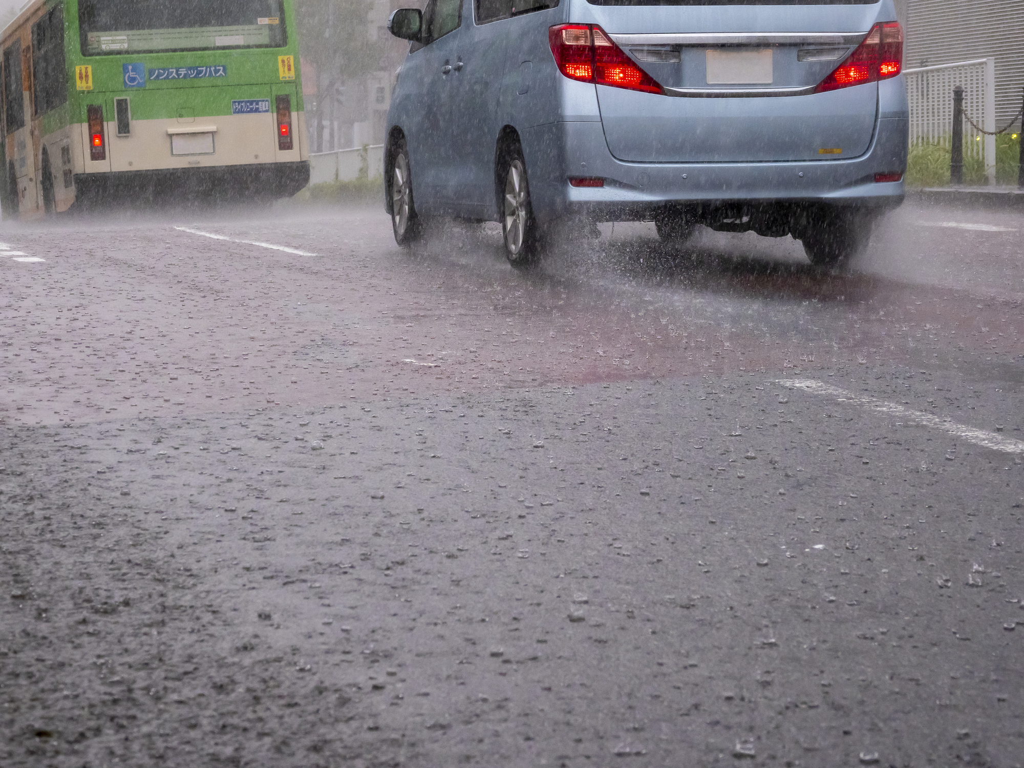 ［大雨対策］ゲリラ豪雨・記録的大雨・異常気象からお店を守る！水害リスク完全対策マニュアル　事業継続のため大切な店舗従業員やお客様を守る　ハザードマップ確認、止水、情報収集、安全確保、BCPなど、予防策から災害時の具体的な行動の手引き