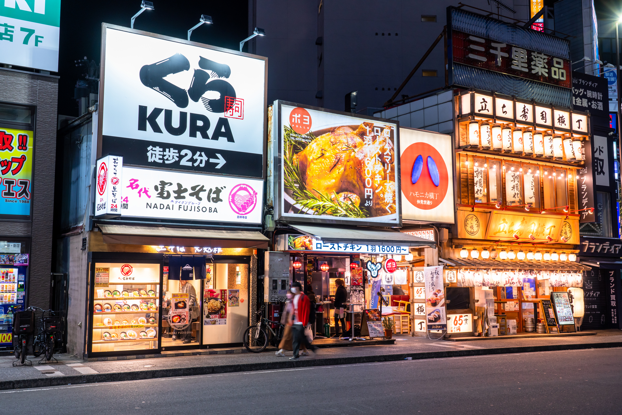 富士そばの店頭とファサード看板、回転寿司大手チェーンくら寿司吉祥寺駅前店への誘導看板は、アトレ吉祥寺からの視認性を確保し、良く目立ってている「攻めの５段階集客術」作戦４ 店舗から「20メートル地点」の攻め方