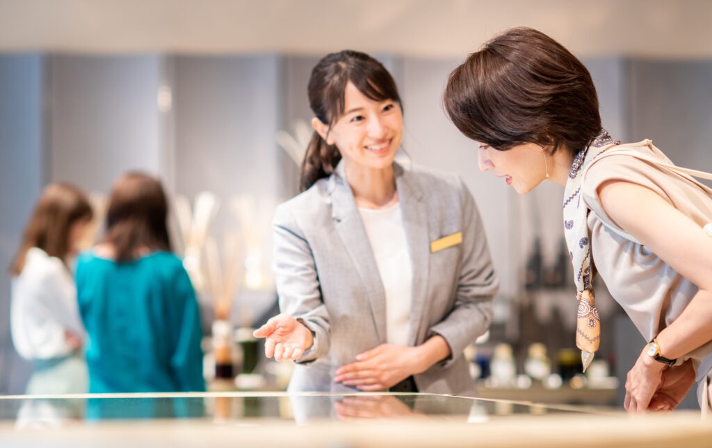 店長マニュアル　マネジメント知識　売上を上げられる人の育成と組織全体の底上げ　従業員教育、人材育成とは、売上を獲得できる人の育成と店全体の運営水準を向上させる「投資」であり「回収」が必須です。トレーニングは単なる業務指導ではありません